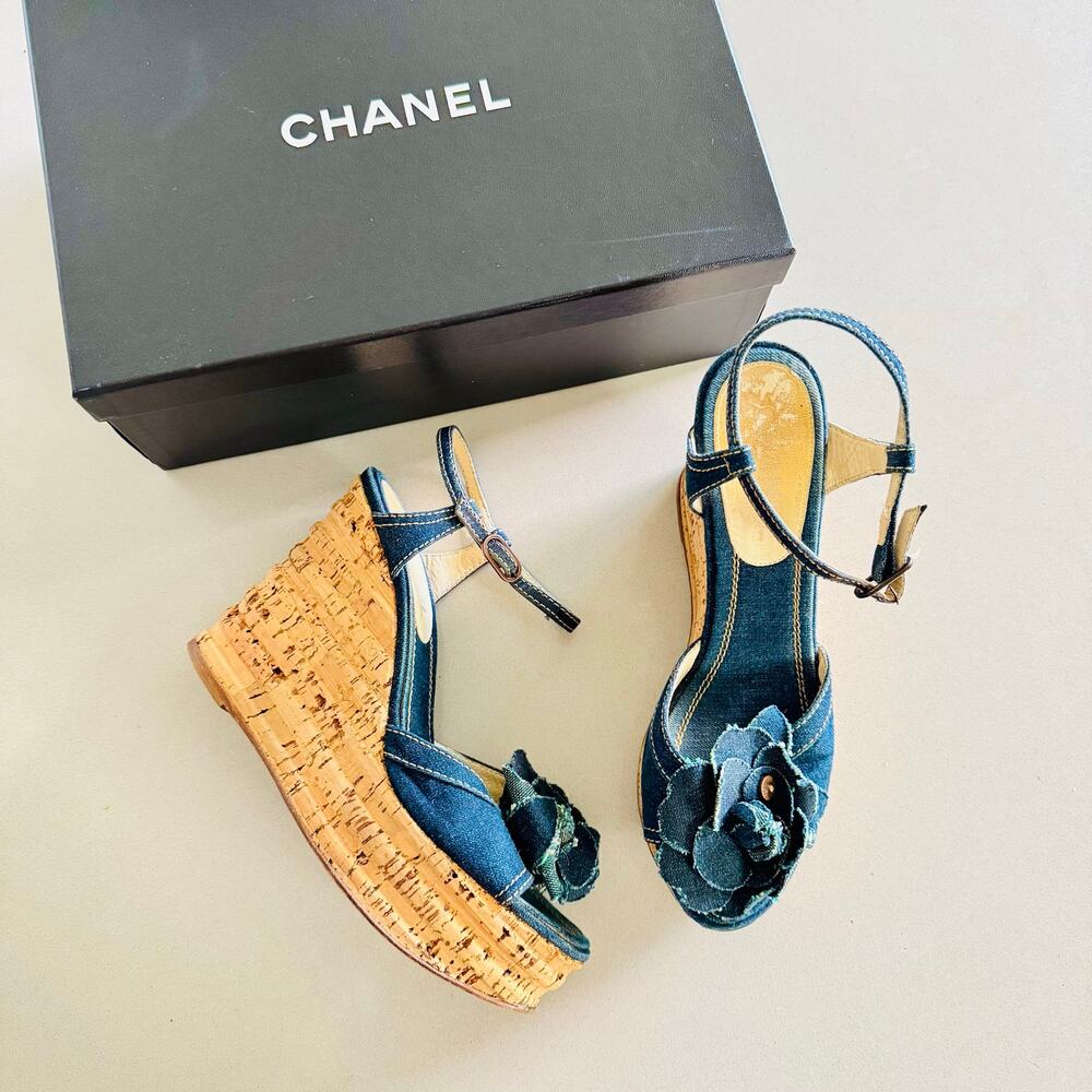 CHANEL Blue Denim Camellia Canvas Logo Tan Beige Cork Wedge Sandal Slides 38.5